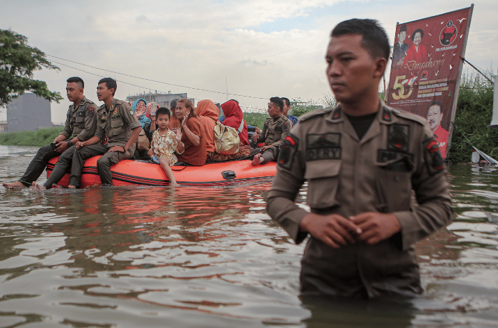Petugas mengangkut warga menggunakan perahu karet di tengah banjir di Periuk, Kota Tangerang, Banten, Rabu (15/3/2023)  (ANTARA FOTO/Fauzan)