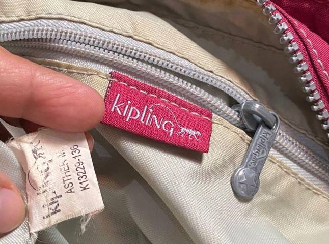 ilustrasi nomor seri tas Kipling (carousell.ph)