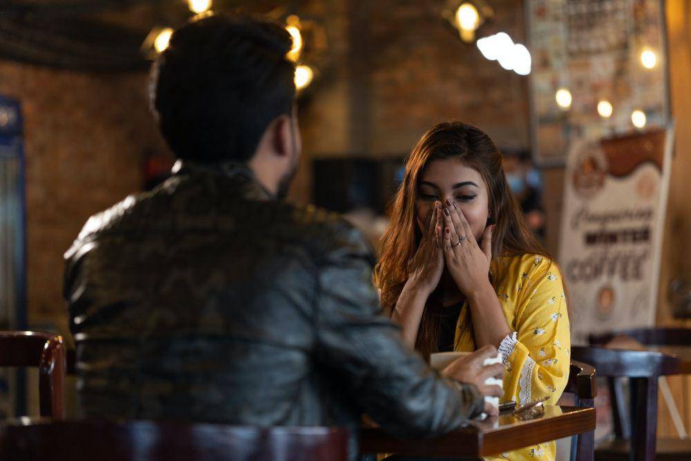 ilustrasi first date di kafe (unsplash.com/Shardar Tarikul Islam)
