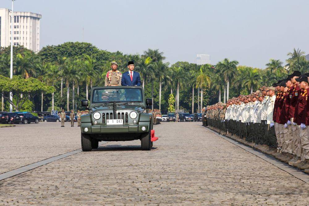 Pj. Gubernur Heru saat menjadi Inspektur Upacara Hari Ulang Tahun (HUT) ke-73 Satpol PP dan HUT ke-61 Satlinmas di Monumen Nasional (Monas), Jakarta Pusat, Kamis (16/3/2023). (dok. Humas Pemprov DKI Jakarta)