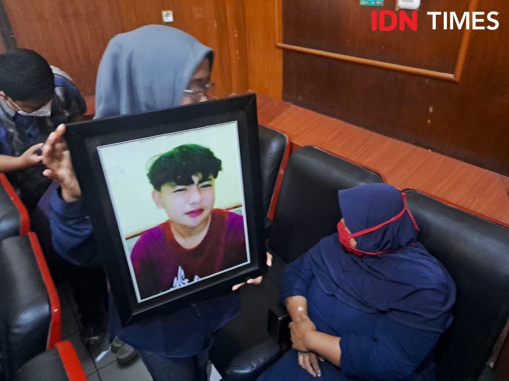 Tangis Keluarga Korban Pecah Usai Terdakwa Polisi Divonis Bebas