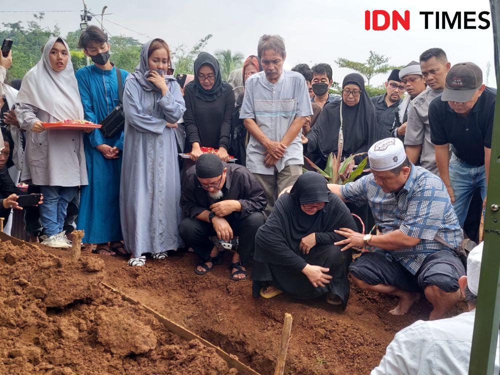 10 Potret Suasana Pemakaman Nani Wijaya, Tangis Iringi Kepergiannya!