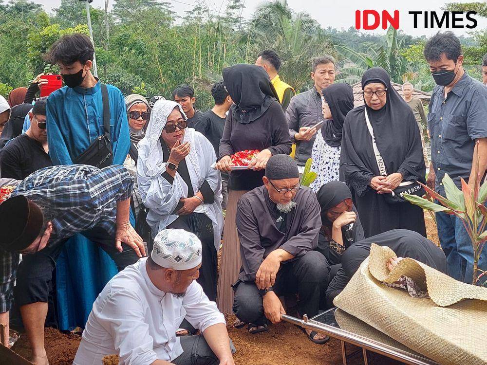 Proses Pemakaman Nani Wijaya pada Kamis (16/3/2023). (IDN Times/Erfah Nanda)