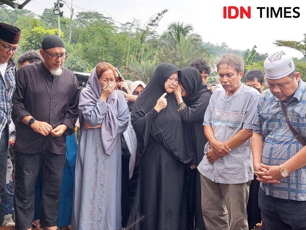 Proses Pemakaman Nani Wijaya pada Kamis (16/3/2023). (IDN Times/Erfah Nanda)