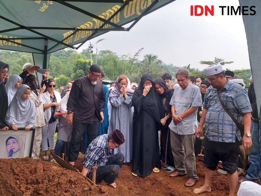 Proses Pemakaman Nani Wijaya pada Kamis (16/3/2023). (IDN Times/Erfah Nanda)