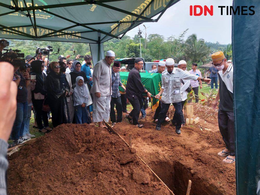 Proses Pemakaman Nani Wijaya pada Kamis (16/3/2023). (IDN Times/Erfah Nanda)