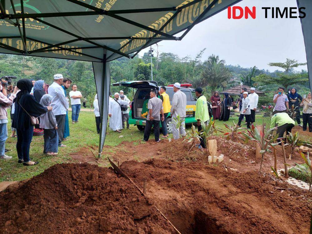Proses Pemakaman Nani Wijaya pada Kamis (16/3/2023). (IDN Times/Erfah Nanda)
