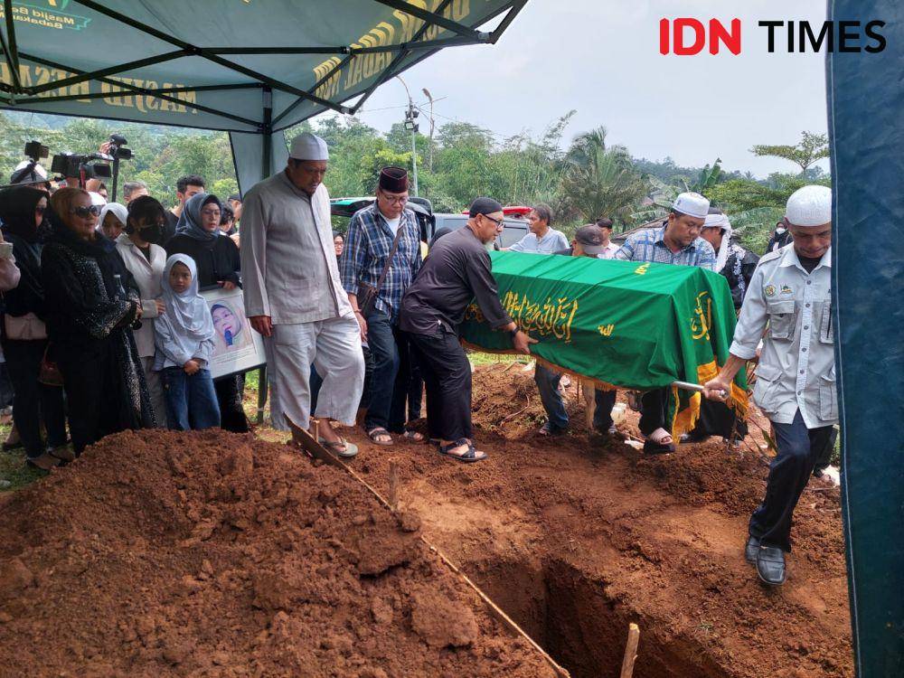 Proses Pemakaman Nani Wijaya pada Kamis (16/3/2023). (IDN Times/Erfah Nanda)