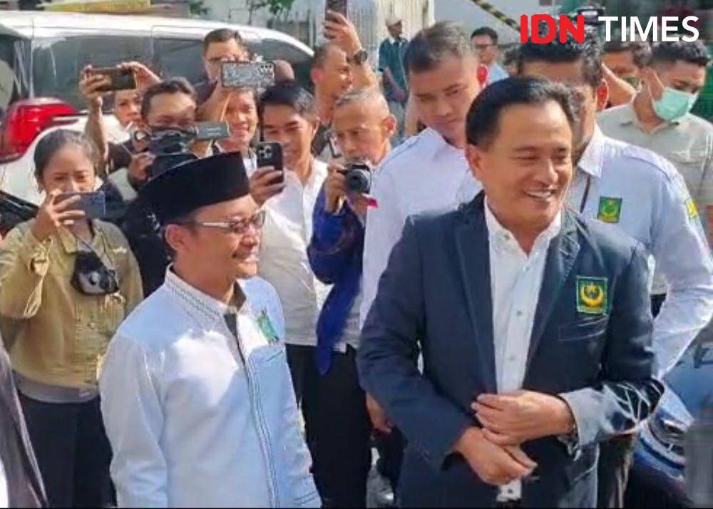 Ketua Umum PBB, Yusril Ihza Mahendra datang ke kantor DPP PKB disambut Sekjen PKB, Hasanuddin Wahid, Kamis (16/3/2023). (IDN Times/Ilman Nafi'an)