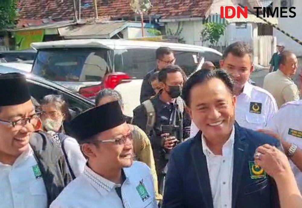 Ketua Umum PBB, Yusril Ihza Mahendra datang ke kantor DPP PKB disambut Sekjen PKB, Hasanuddin Wahid, Kamis (16/3/2023). (IDN Times/Ilman Nafi'an)