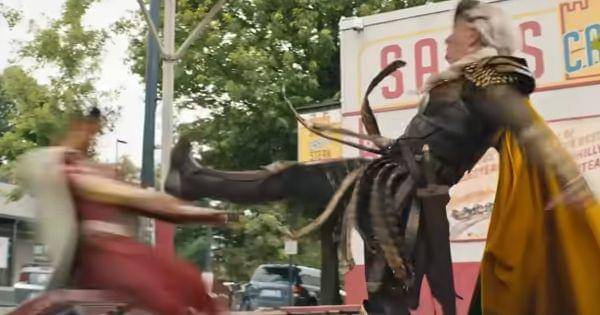 Hespera menendang Billy ( Dok. Warner Bros / Shazam 2 )