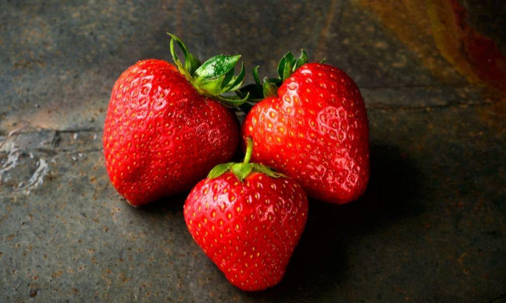 ilustrasi buah stroberi asli Korea Selatan (unsplash.com/Jacek Dylag)