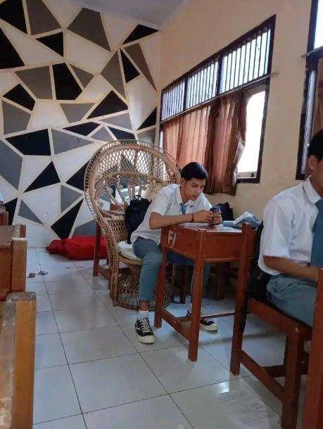 momen ajaib di bangku belakang kelas (instagram.com/awshitpostid)
