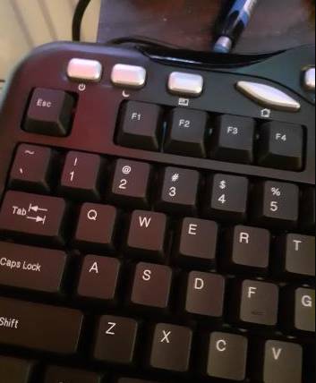 potret desain keyboard di luar nalar (reddit.com/user/Drrakw)