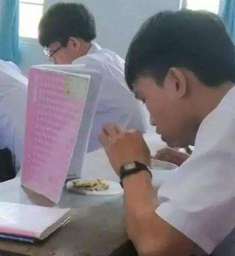 momen ajaib di bangku belakang kelas (facebook.com/kementrianhumorindonesia)