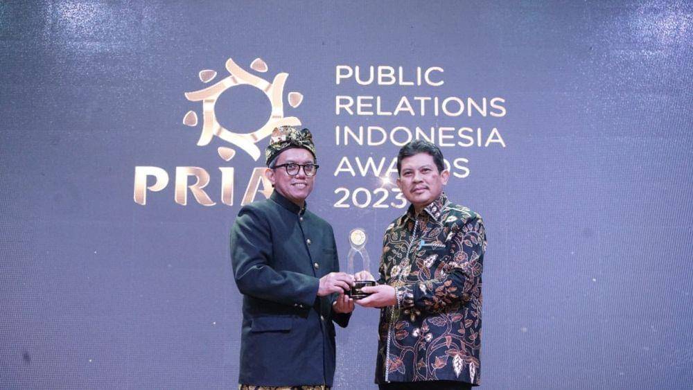 Direktur Utama BPJS Kesehatan, Ghufron Mukti, menerima plakat penghargaan Platinum Winner Public Relations Indonesia Awards (PRIA) 2023. (Dok. BPJS Kesehatan)