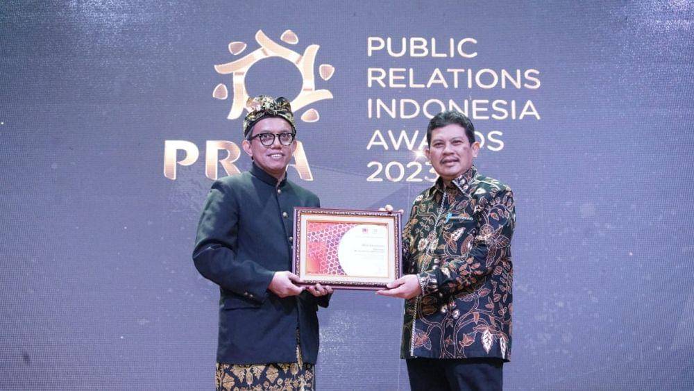 Direktur Utama BPJS Kesehatan, Ghufron Mukti, menerima penghargaan predikat Platinum Winner Public Relations Indonesia Awards (PRIA) 2023. (Dok. BPJS Kesehatan)