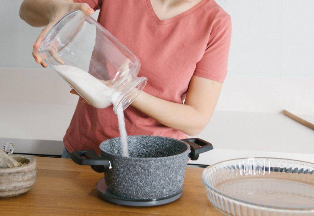 Menuangkan gula (pexels.com/id-id/@meruyert-bissimbayeva/)