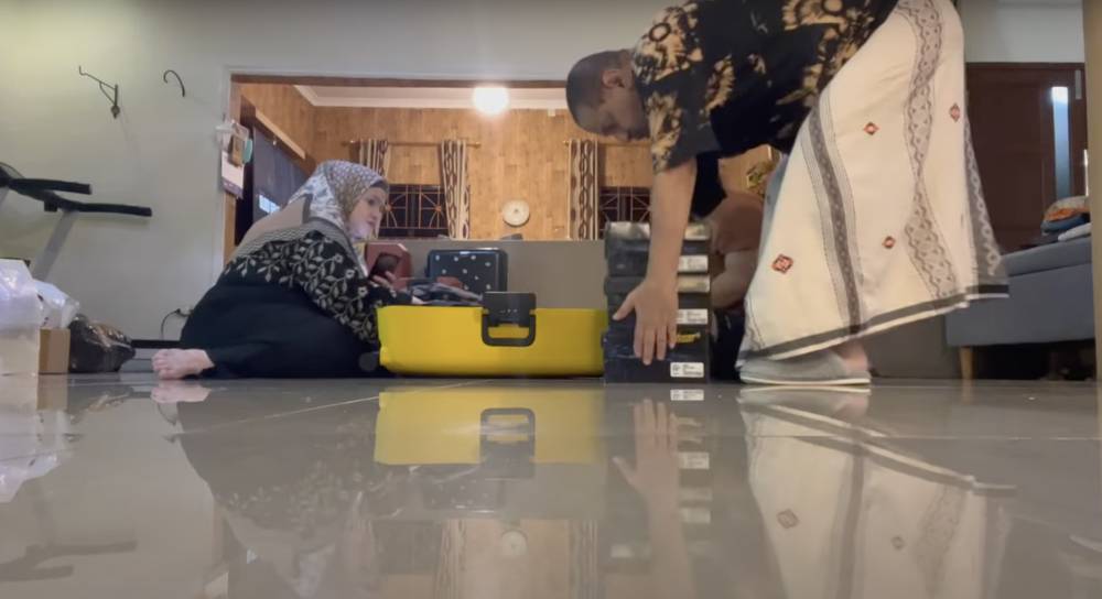 momen Pak Muh tiitp sepatu untuk Raffi dan Gigi (youtube.com/fadiljaidi7416)