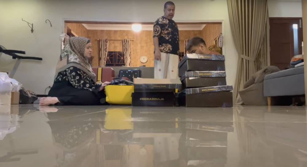 momen Pak Muh tiitp sepatu untuk Raffi dan Gigi (youtube.com/fadiljaidi7416)