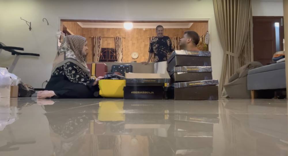 momen Pak Muh tiitp sepatu untuk Raffi dan Gigi (youtube.com/fadiljaidi7416)