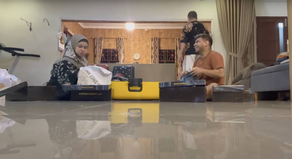 momen Pak Muh tiitp sepatu untuk Raffi dan Gigi (youtube.com/fadiljaidi7416)