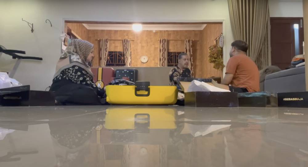 momen Pak Muh tiitp sepatu untuk Raffi dan Gigi (youtube.com/fadiljaidi7416)