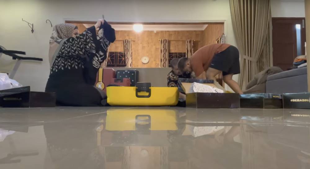 momen Pak Muh tiitp sepatu untuk Raffi dan Gigi (youtube.com/fadiljaidi7416)