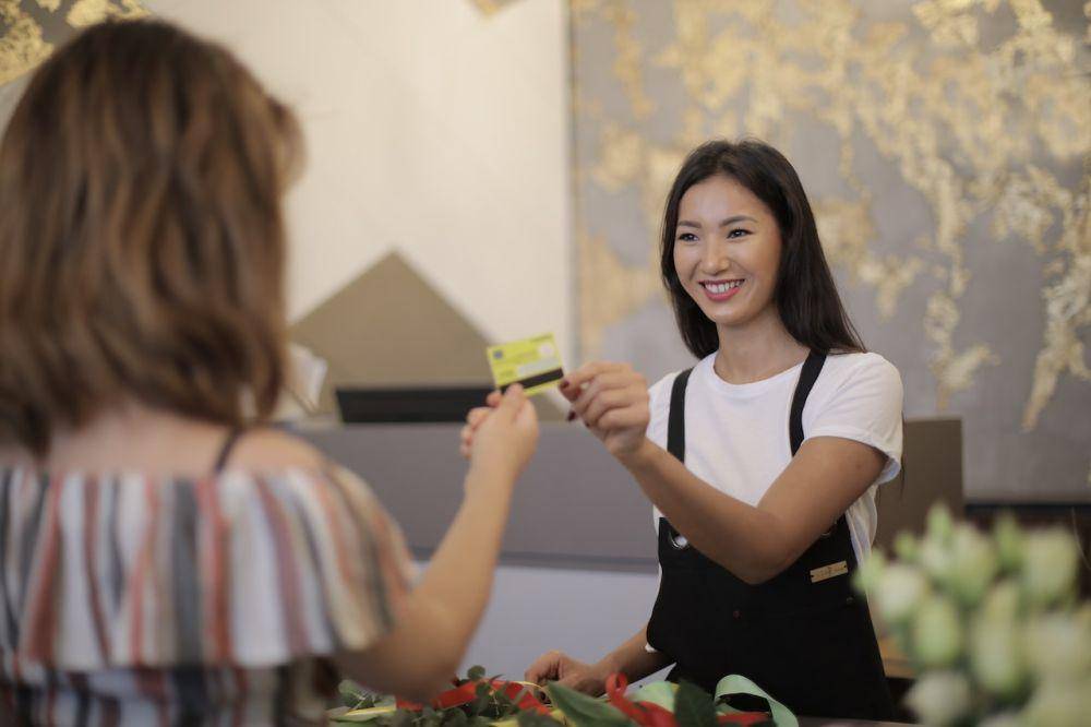 ilustrasi belanja pakai kartu member (Pexels.com/Andrea Piacquadio)