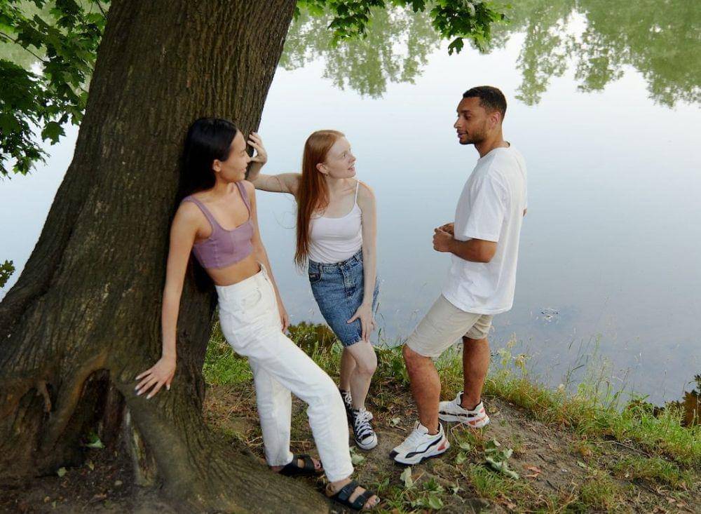 ilustrasi berbicara dengan teman (pexels.com/darina belonogova)