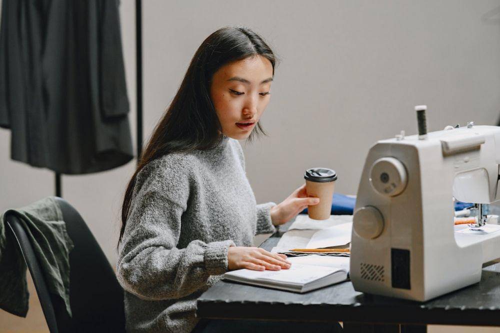 ilustrasi serius bekerja (pexels.com/gustavo fring)