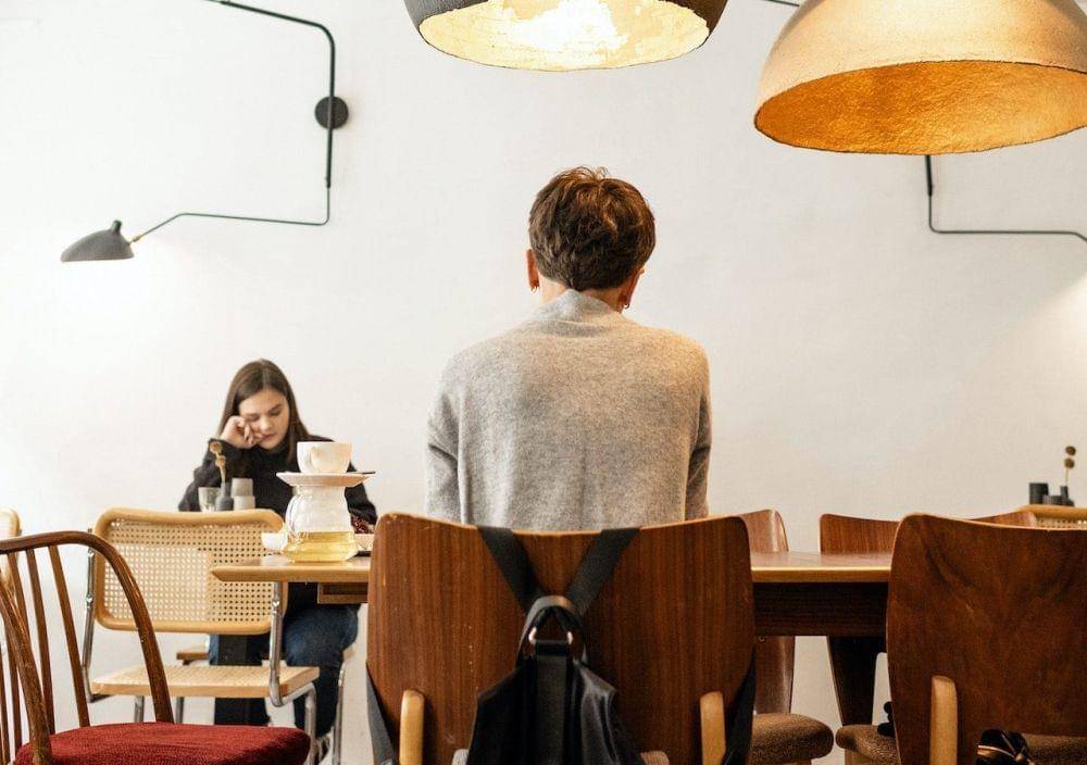 ilustrasi kerja di cafe (pexels.com/Ksenia Chernaya)