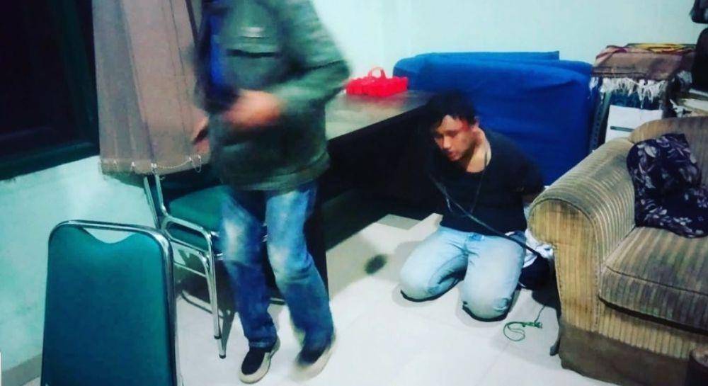 Kurir narkoba jenis ganja berinisial NM yang ditangkap anggota Babinsa Cibinong Kodim 0621/Kabupaten Bogor, Serka TNI Sunardi. (www.instagram.com/@kodimkabbogor)