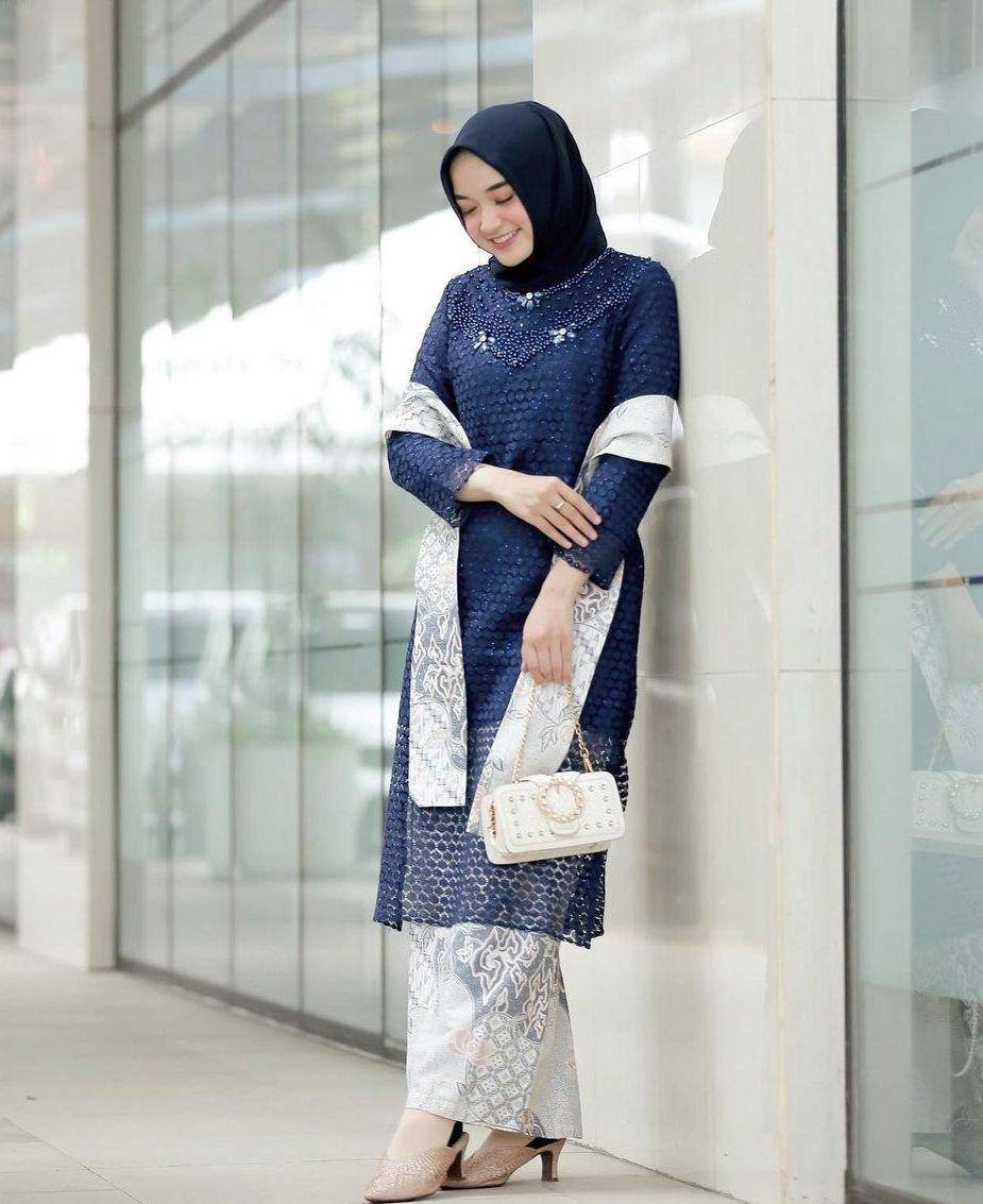 Kebaya biru navy (instagram.com/nursyaidahqodriyya)