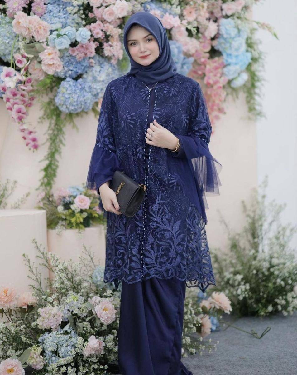 Kebaya biru navy (instagram.com/devisilla)