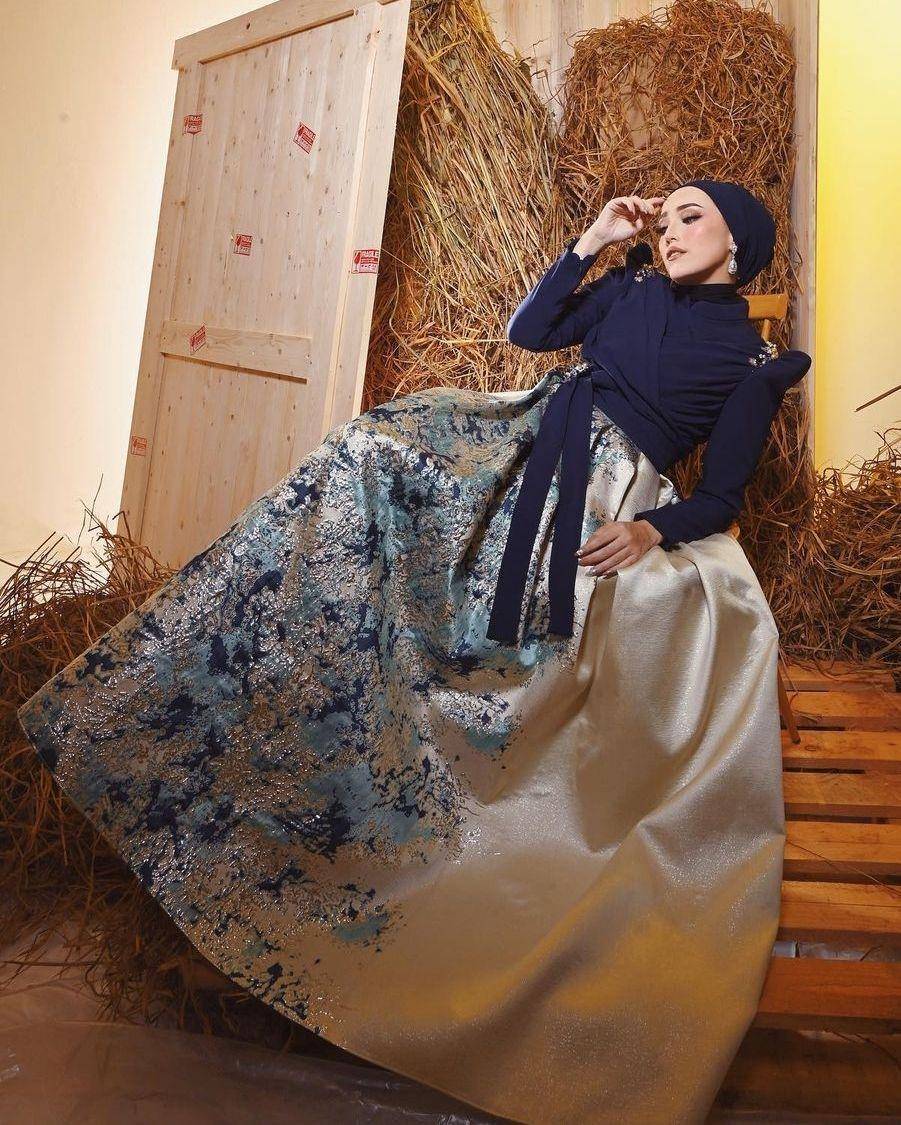 Kebaya biru navy (instagram.com/adeliapasha)