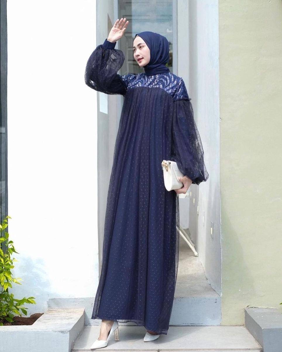 Kebaya biru navy (instagram.com/sittiashari)