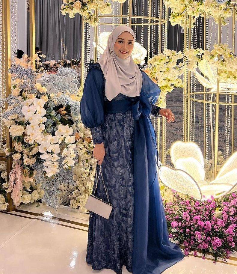Ootd kondangan biru navy (instagram.com/nurimaulida)