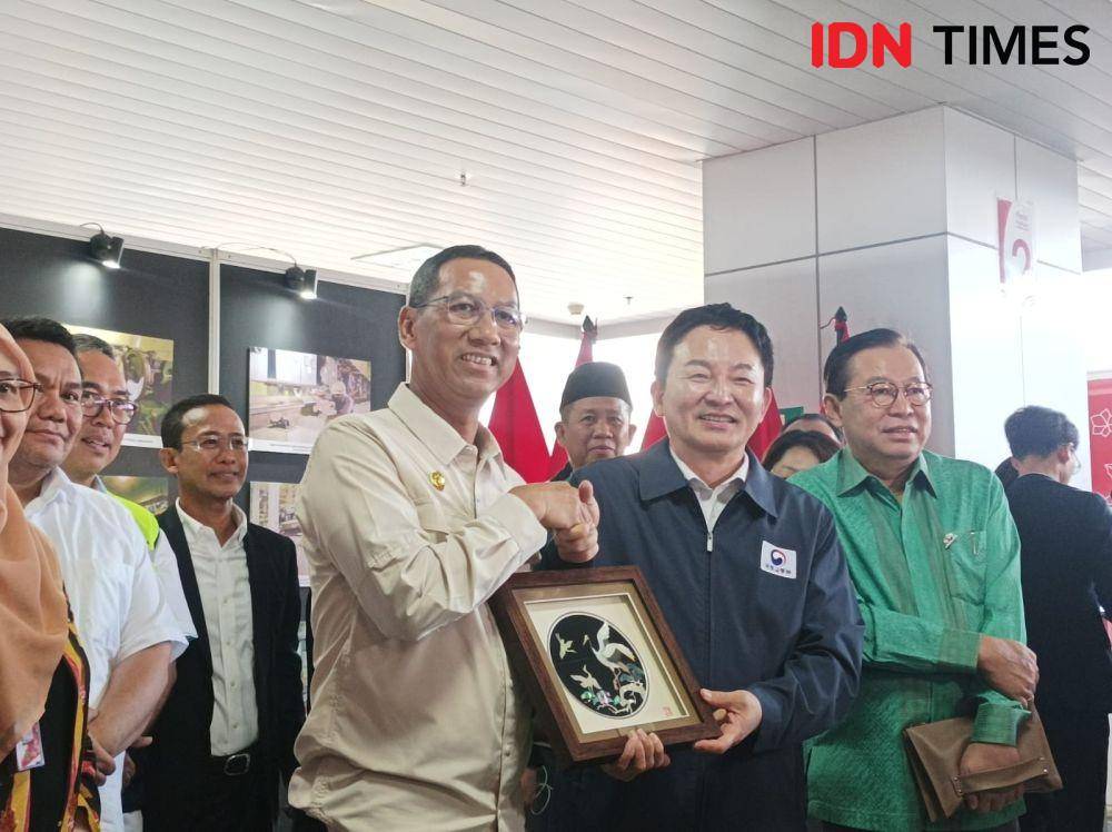 Penjabat (Pj.) Gubernur DKI Jakarta Heru Budi Hartono mendampingi Menteri Agraria, Infrastruktur, dan Transportasi Republik Korea Selatan, Won Hee-ryon menjajal LRT Fase 1A, rute Stasiun Velodrome, Jakarta Utara, pada Jumat (17/3/2023). (IDN Times/ Dini Suciatiningrum)