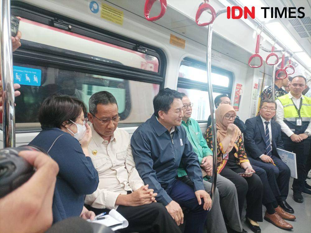 Penjabat (Pj.) Gubernur DKI Jakarta Heru Budi Hartono mendampingi Menteri Agraria, Infrastruktur, dan Transportasi Republik Korea Selatan, Won Hee-ryon menjajal LRT Fase 1A, rute Stasiun Velodrome, Jakarta Utara, pada Jumat (17/3/2023). (IDN Times/ Dini Suciatiningrum)