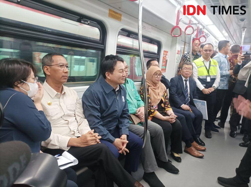 Penjabat (Pj.) Gubernur DKI Jakarta Heru Budi Hartono mendampingi Menteri Agraria, Infrastruktur, dan Transportasi Republik Korea Selatan, Won Hee-ryon menjajal LRT Fase 1A, rute Stasiun Velodrome, Jakarta Utara, pada Jumat (17/3/2023). (IDN Times/ Dini Suciatiningrum)
