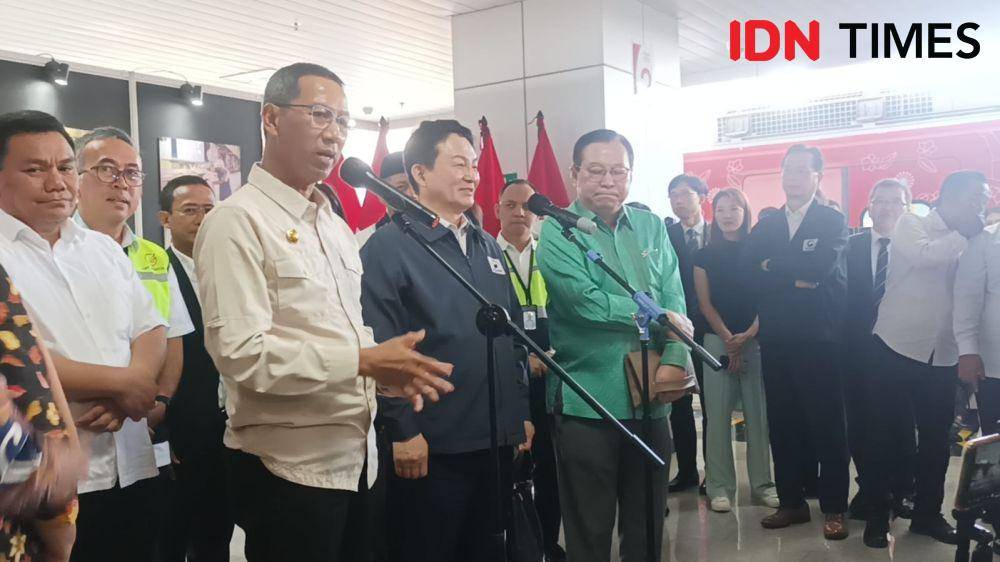 Penjabat (Pj.) Gubernur DKI Jakarta Heru Budi Hartono mendampingi Menteri Agraria, Infrastruktur, dan Transportasi Republik Korea Selatan, Won Hee-ryon menjajal LRT Fase 1A, rute Stasiun Velodrome, Jakarta Utara, pada Jumat (17/3/2023). (IDN Times/ Dini Suciatiningrum)
