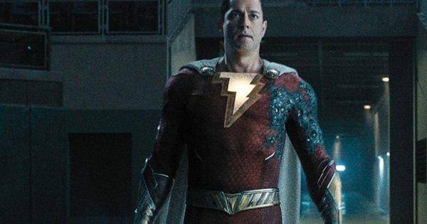 Kostum Shazam yang mulai hangus sebagian ( Dok. Warner Bros / Shazam 2 )