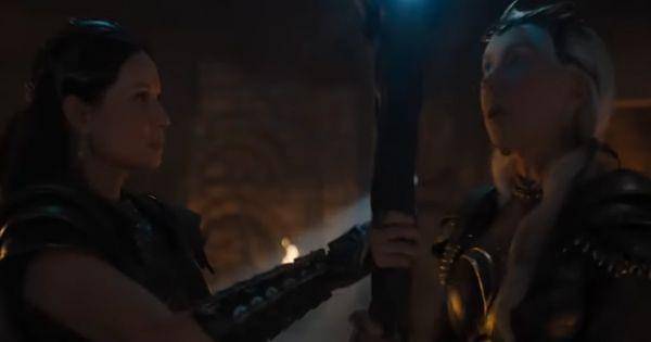 Hespera mengambil tongkat sihir dari Kalypso ( Dok. Warner Bros / Shazam  )