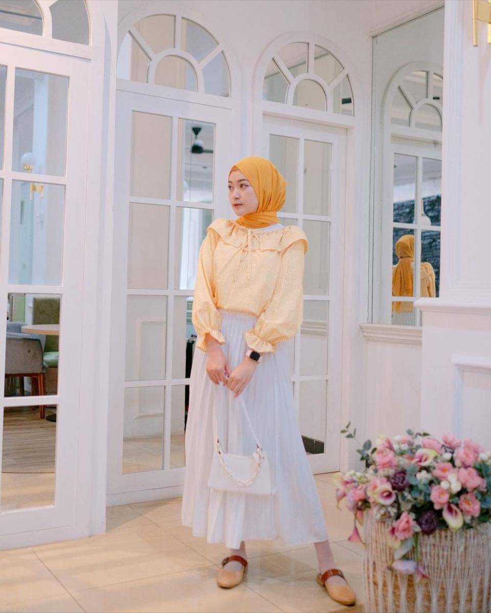 ide OOTD kuliah pakai rok plisket ala Sari Endah Pratiwi (instagram.com/saritiw)