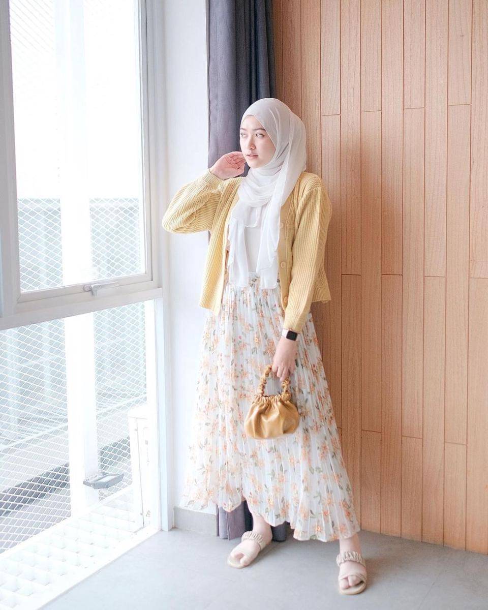 ide OOTD kuliah pakai rok plisket ala Sari Endah Pratiwi (instagram.com/saritiw)