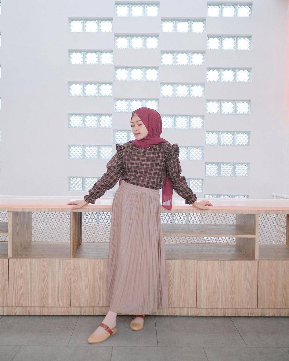 ide OOTD kuliah pakai rok plisket ala Sari Endah Pratiwi (instagram.com/saritiw)