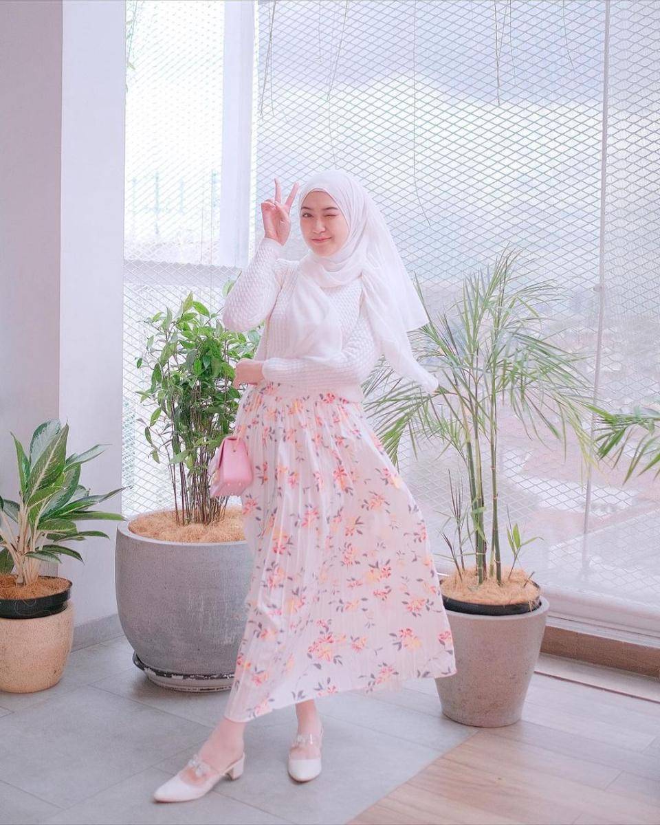 ide OOTD kuliah pakai rok plisket ala Sari Endah Pratiwi (instagram.com/saritiw)