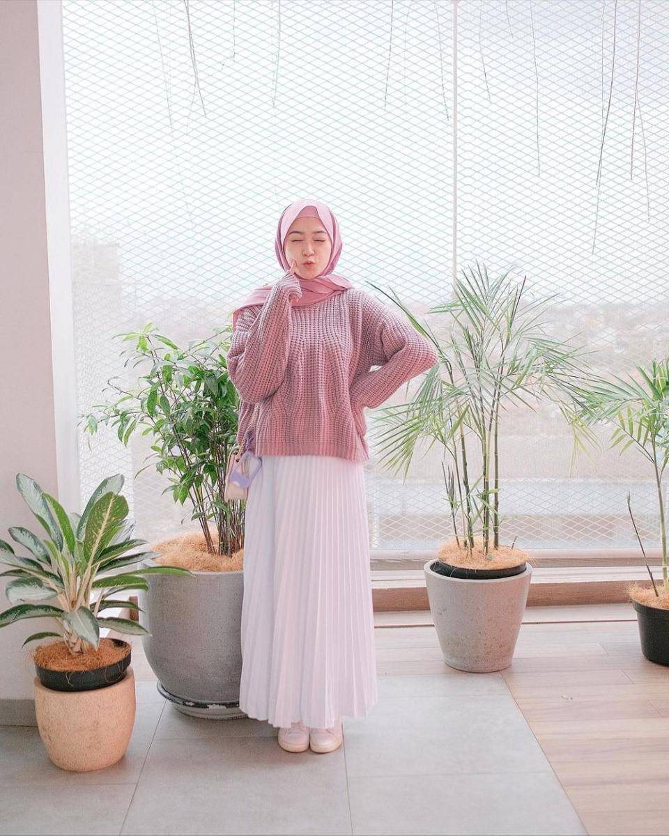ide OOTD kuliah pakai rok plisket ala Sari Endah Pratiwi (instagram.com/saritiw)