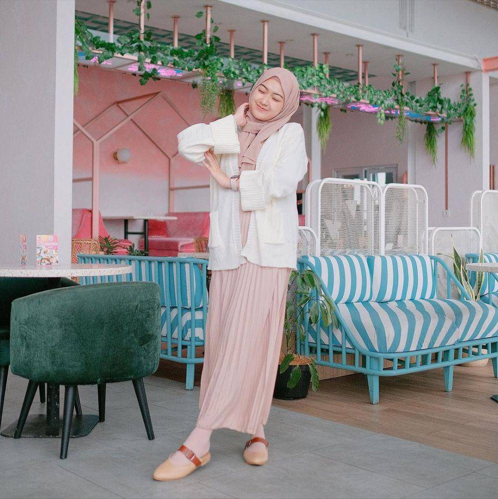 ide OOTD kuliah pakai rok plisket ala Sari Endah Pratiwi (instagram.com/saritiw)